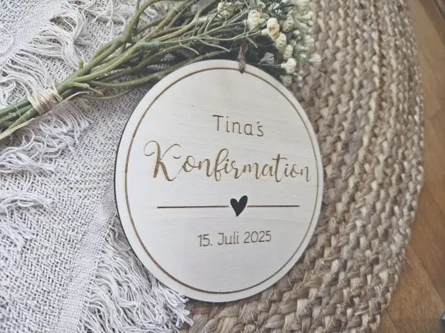 Holzschild "Konfirmation Tina" mit individueller Gravur aus Holz