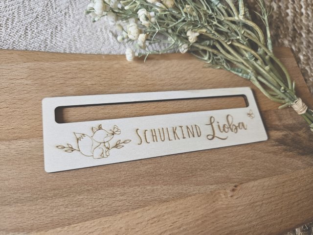 Preview: Holzschild "Lesehilfe 1" mit individueller Gravur für Schulkinder