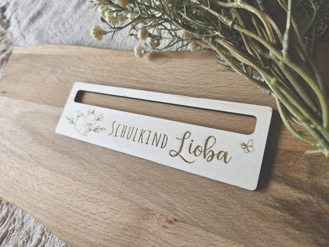 Preview: Holzschild "Lesehilfe 1" mit individueller Gravur für Schulkinder