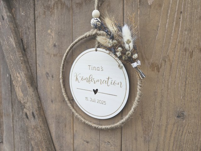 Preview: Holzschild mit Jute-Hoop "Konfirmation Tina" mit individueller Gravur