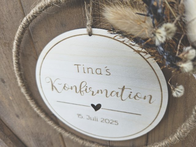 Preview: Holzschild mit Jute-Hoop "Konfirmation Tina" mit individueller Gravur