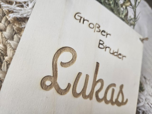 Holzschild Wimpel "Lukas" mit individueller Gravur aus Holz