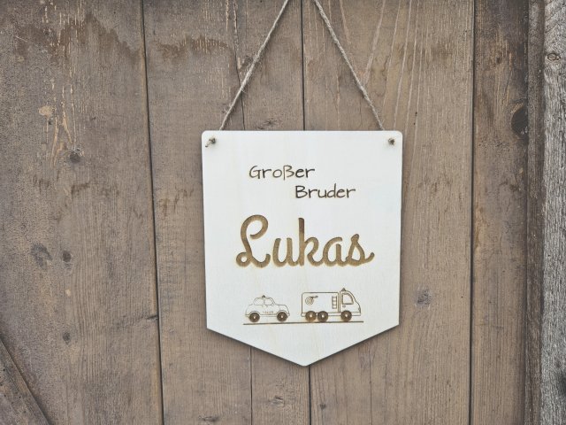 Preview: Holzschild Wimpel "Lukas" mit individueller Gravur aus Holz