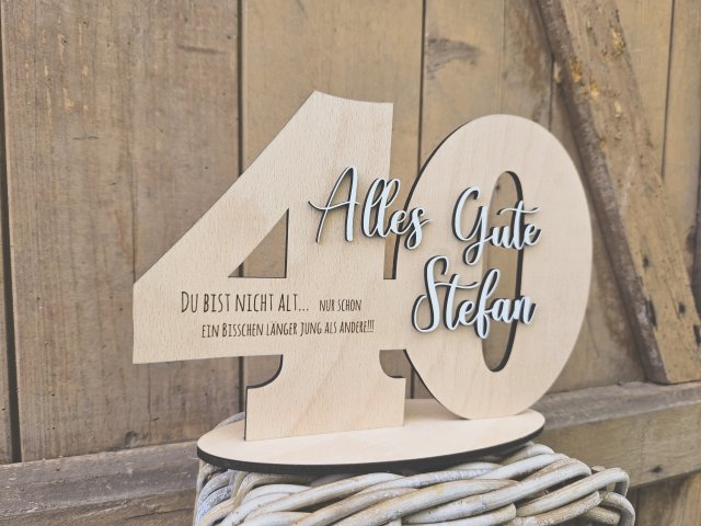 Holzschild mit Schriftzug "Geburtstag 1" und großer Zahl personalisiert