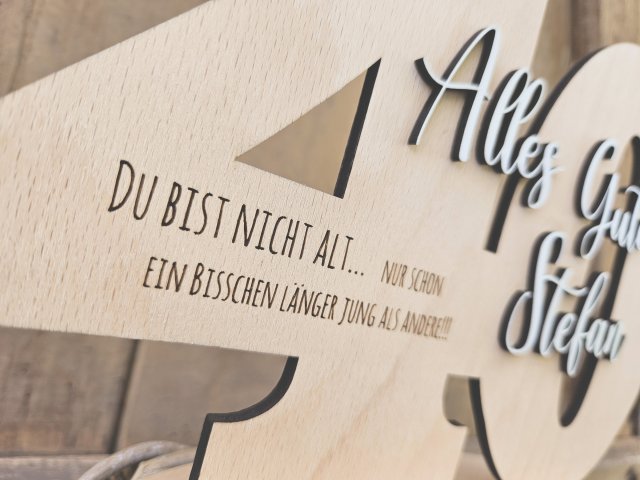 Holzschild mit Schriftzug "Geburtstag 1" und großer Zahl personalisiert