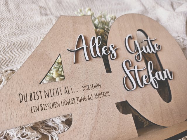 Holzschild mit Schriftzug "Geburtstag 1" und großer Zahl personalisiert