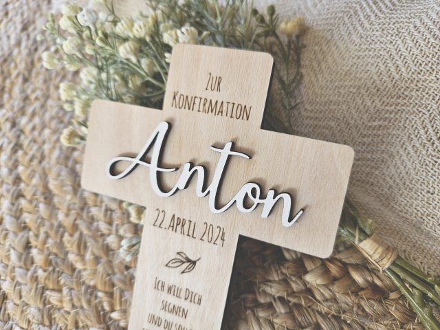 Kreuz Konfirmation mit individueller Lasergravur und Schriftzug "Anton"