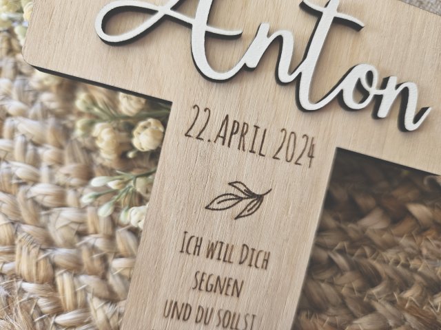 Kreuz Konfirmation mit individueller Lasergravur und Schriftzug "Anton"