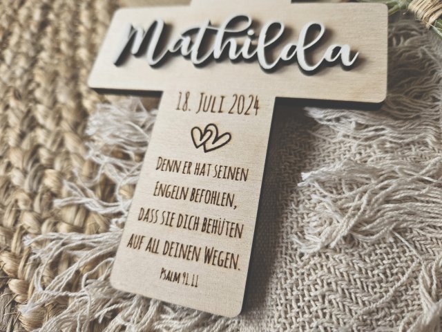 Kreuz Taufe mit individueller Lasergravur und Schriftzug "Mathilda"
