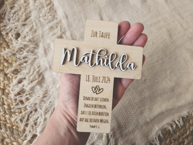 Kreuz Taufe mit individueller Lasergravur und Schriftzug "Mathilda"