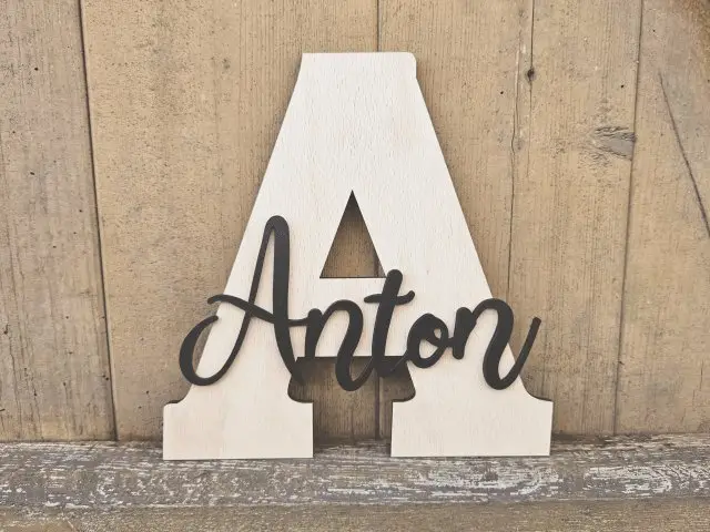 Namensschild Schriftzug Lasercut "Anton" mit großem Buchstaben