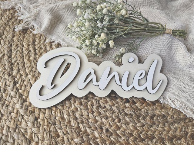 Namensschild Schriftzug mit Kontur "Daniel" aus Holz und weißem Furnier