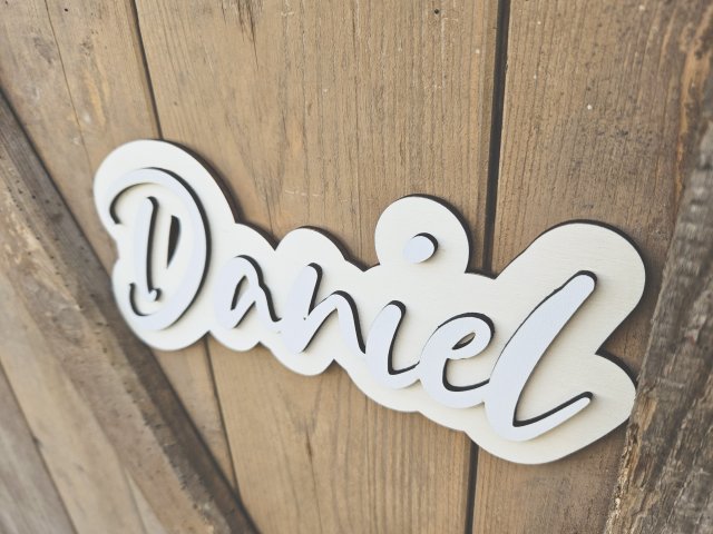 Namensschild Schriftzug mit Kontur "Daniel" aus Holz und weißem Furnier