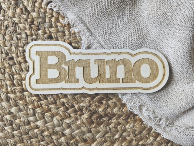 Namensschild Schriftzug mit gravierter Kontur "Bruno" aus Holz