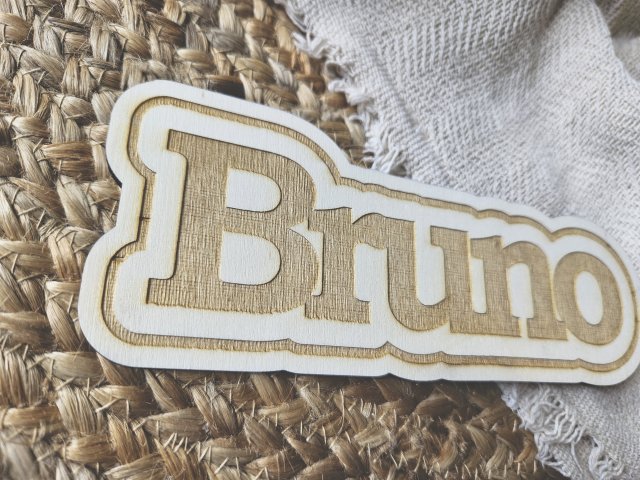 Namensschild Schriftzug mit gravierter Kontur "Bruno" aus Holz