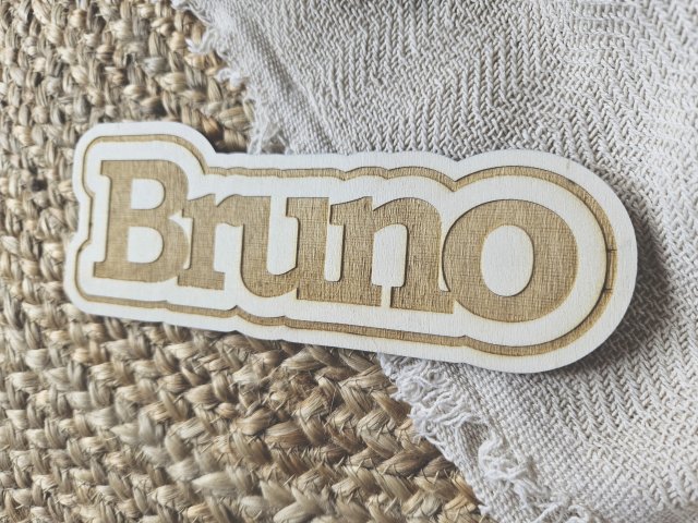 Namensschild Schriftzug mit gravierter Kontur "Bruno" aus Holz