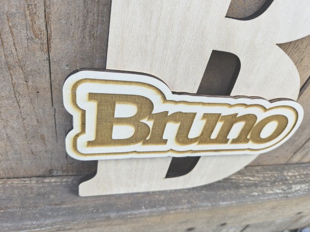 Namensschild Schriftzug Lasercut "Bruno" mit großem Buchstaben