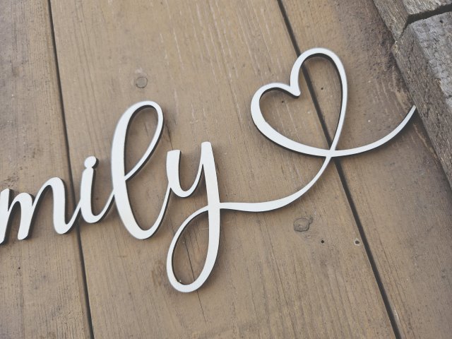 Namensschild Schriftzug Lasercut "Emily" mit Herz aus Holz