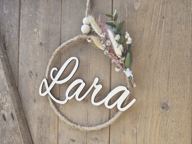 Namensschild "Lara" aus Holz mit Jute-Hoop und Trockenblumen