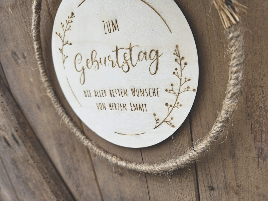 Holzschild mit Jute-Hoop "Geburtstag 1" mit individueller Gravur Holzschild mit Jute-Hoop "Geburtstag 1" mit individueller Gravur