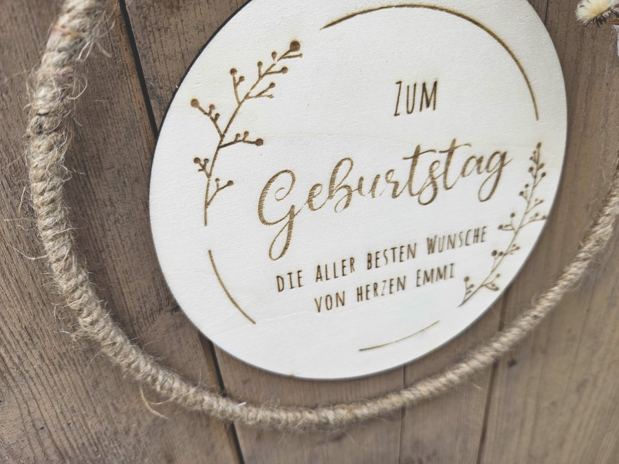 Holzschild mit Jute-Hoop "Geburtstag 1" mit individueller Gravur Holzschild mit Jute-Hoop "Geburtstag 1" mit individueller Gravur