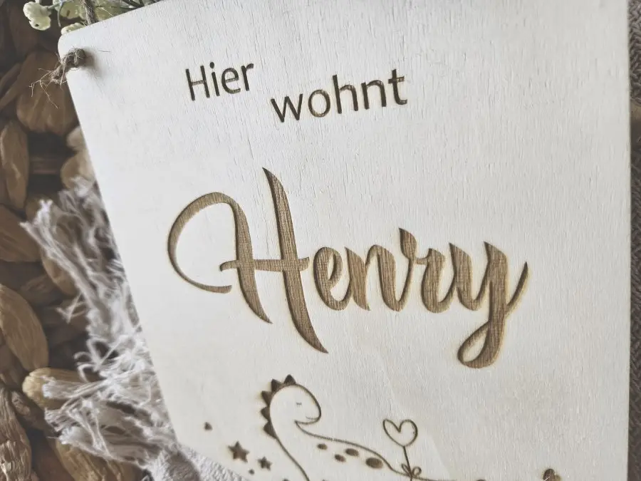 Holzschild Wimpel "Henry" mit individueller Gravur aus Holz