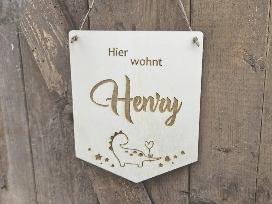 Holzschild Wimpel "Henry" mit individueller Gravur aus Holz