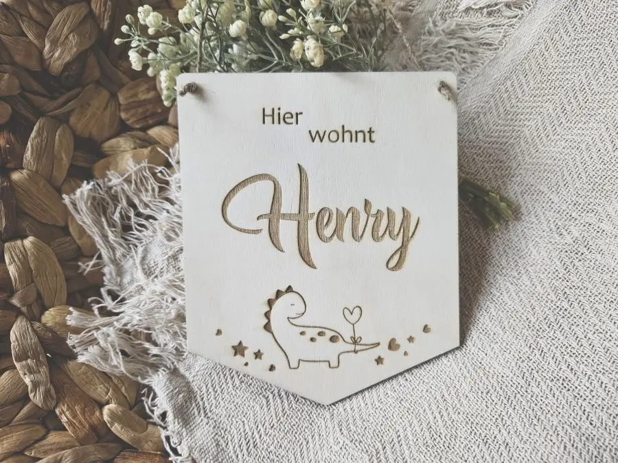 Holzschild Wimpel "Henry" mit individueller Gravur aus Holz