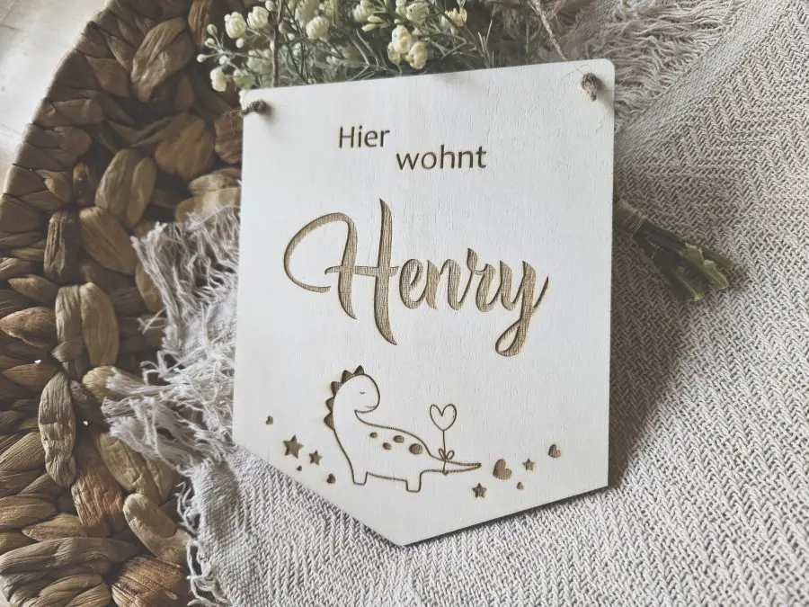 Holzschild Wimpel "Henry" mit individueller Gravur aus Holz