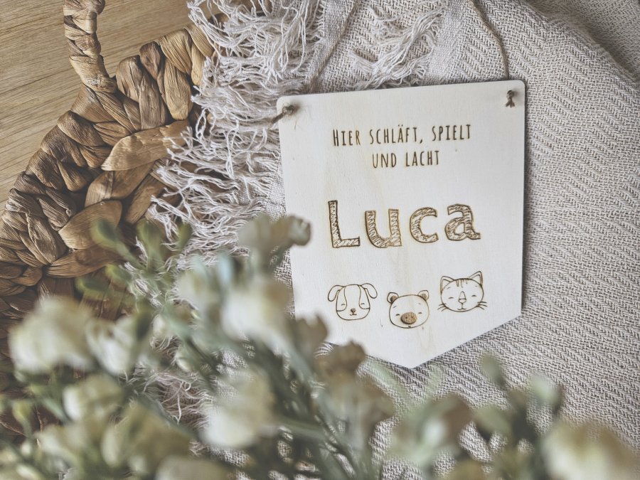 Holzschild Wimpel "Luca" mit individueller Gravur aus Holz