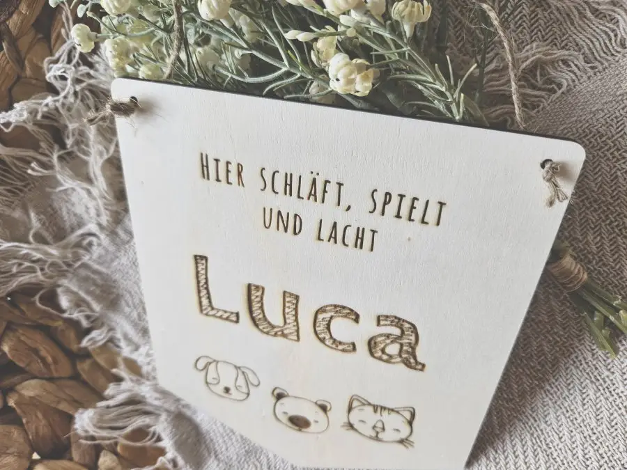 Holzschild Wimpel "Luca" mit individueller Gravur aus Holz