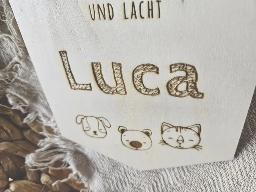 Holzschild Wimpel "Luca" mit individueller Gravur aus Holz