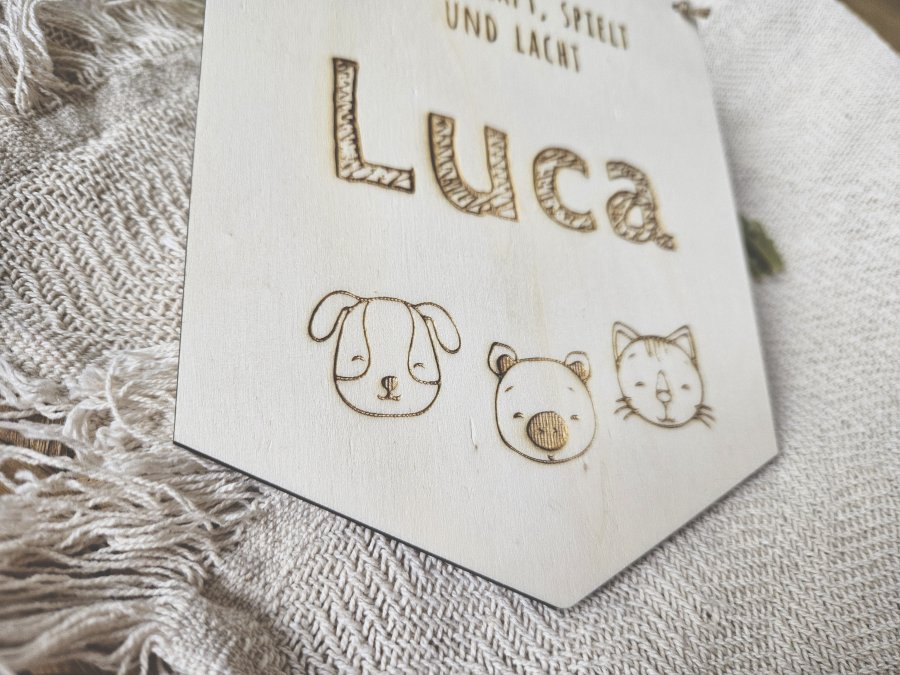 Holzschild Wimpel "Luca" mit individueller Gravur aus Holz