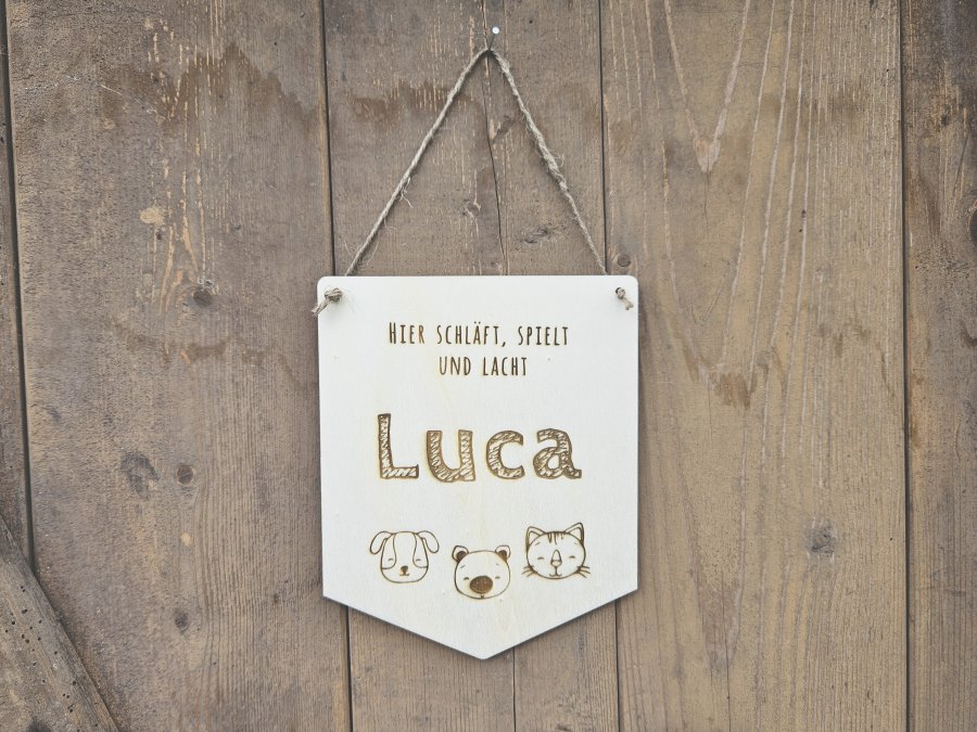 Holzschild Wimpel "Luca" mit individueller Gravur aus Holz
