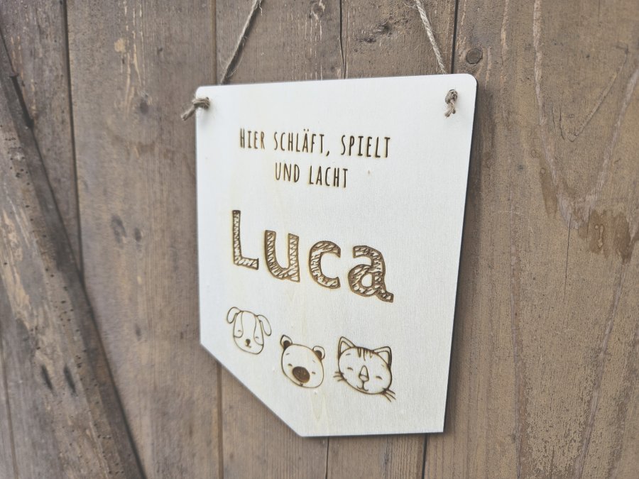 Holzschild Wimpel "Luca" mit individueller Gravur aus Holz