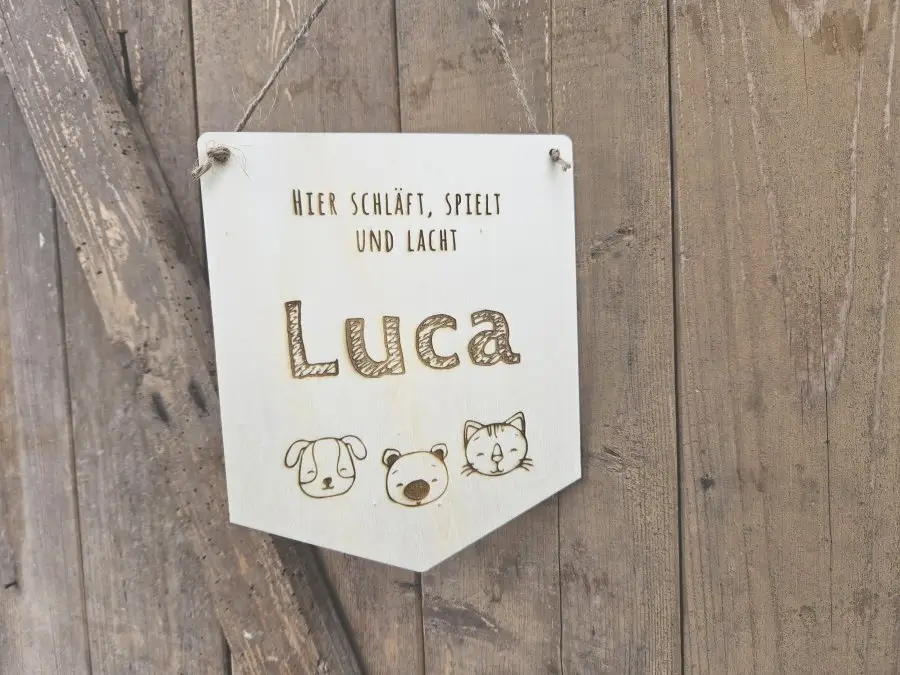 Holzschild Wimpel "Luca" mit individueller Gravur aus Holz