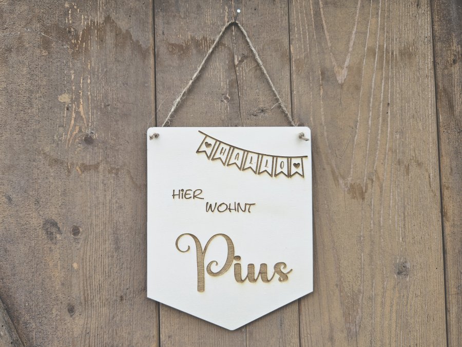 Holzschild Wimpel "Pius" mit individueller Gravur aus Holz