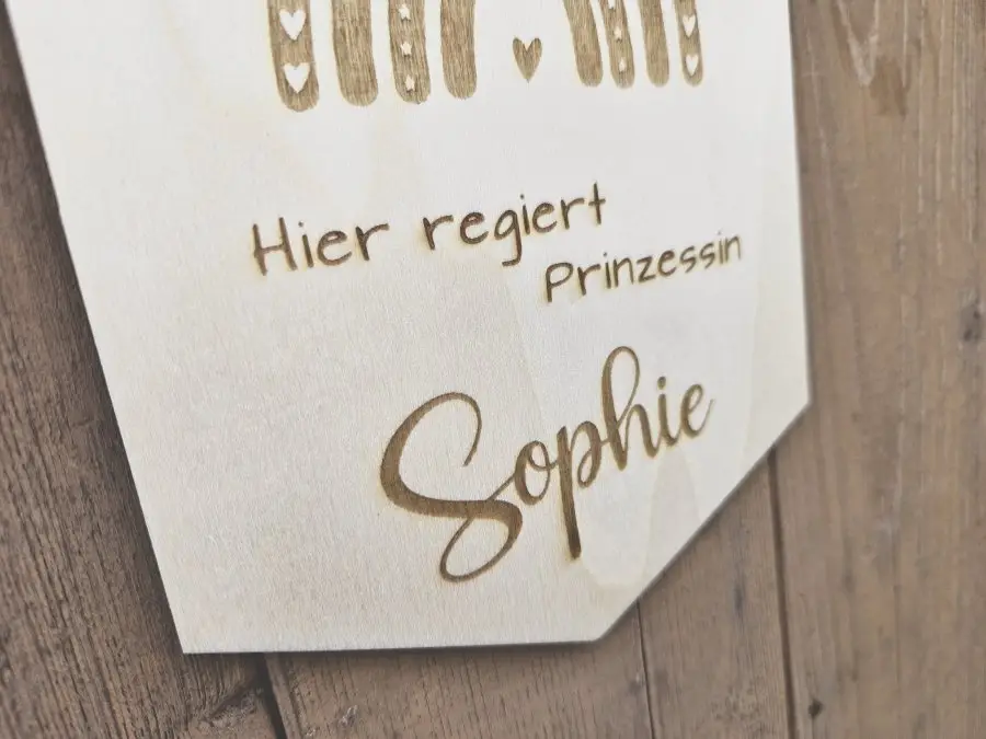 Holzschild Wimpel "Sophie" mit individueller Gravur aus Holz