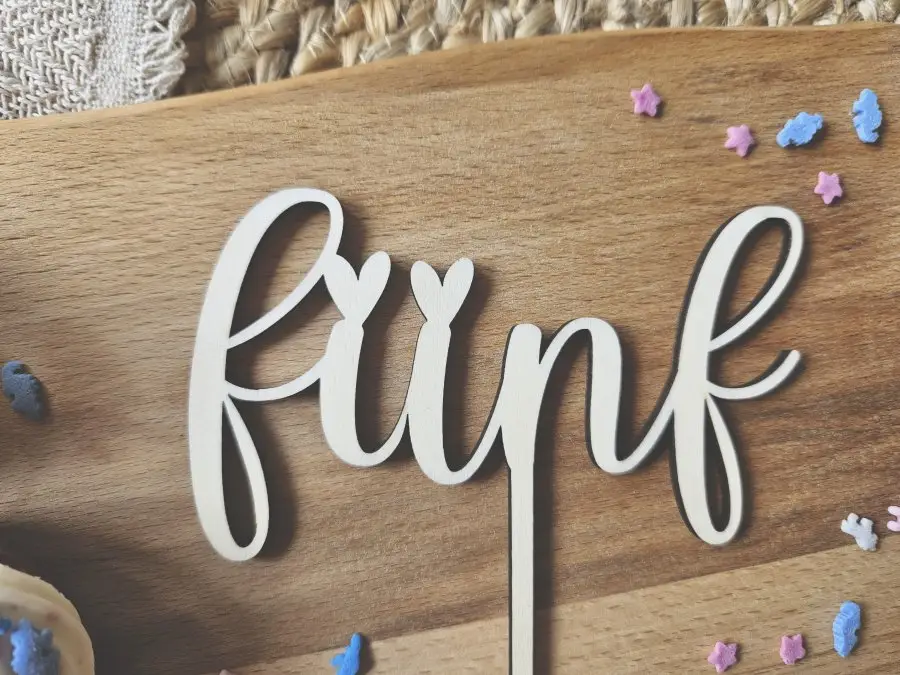 Cake Topper Schriftzug "Geburtstag 5 Fünf" Lasercut aus Holz Cake Topper Schriftzug "Geburtstag 5 Fünf" Lasercut aus Holz