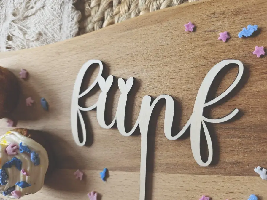 Cake Topper Schriftzug "Geburtstag 5 Fünf" Lasercut aus Holz Cake Topper Schriftzug "Geburtstag 5 Fünf" Lasercut aus Holz