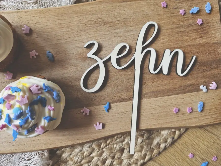 Cake Topper Schriftzug "Geburtstag 10 Zehn" Lasercut aus Holz Cake Topper Schriftzug "Geburtstag 10 Zehn" Lasercut aus Holz
