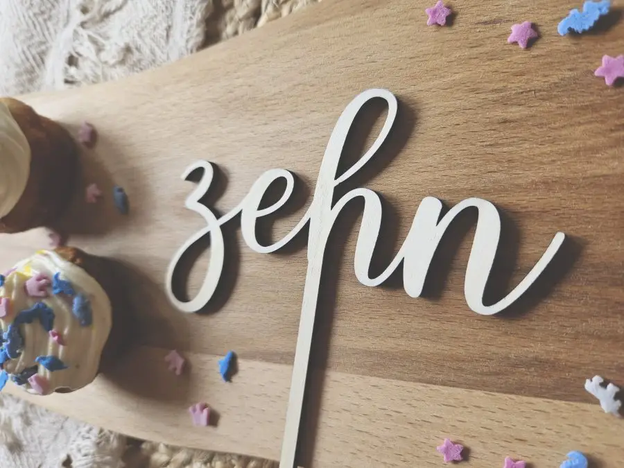 Cake Topper Schriftzug "Geburtstag 10 Zehn" Lasercut aus Holz Cake Topper Schriftzug "Geburtstag 10 Zehn" Lasercut aus Holz