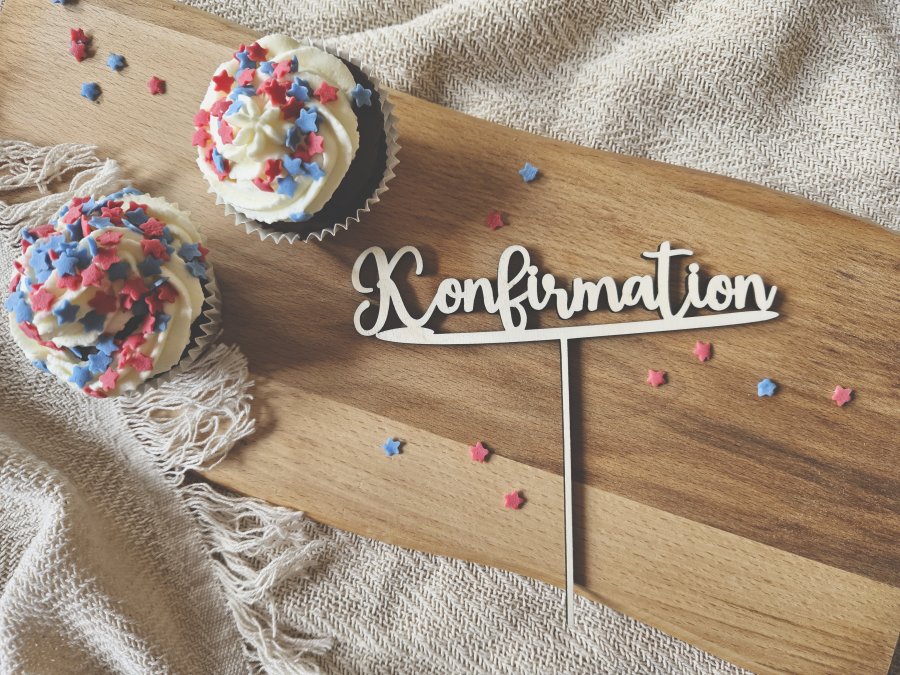 Cake Topper Schriftzug "Konfirmation 1" Lasercut aus Holz Cake Topper Schriftzug "Konfirmation 1" Lasercut aus Holz