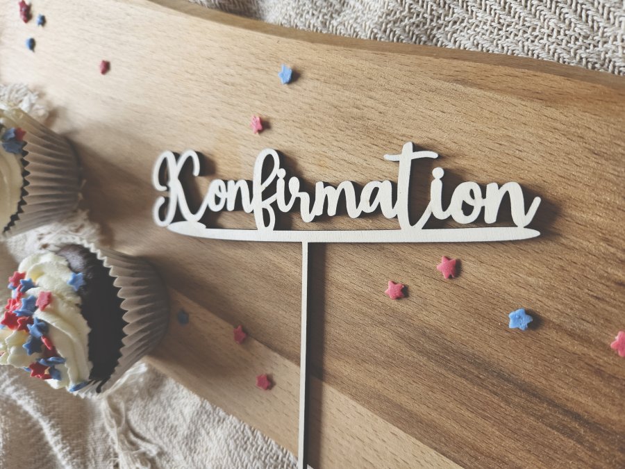 Cake Topper Schriftzug "Konfirmation 1" Lasercut aus Holz Cake Topper Schriftzug "Konfirmation 1" Lasercut aus Holz
