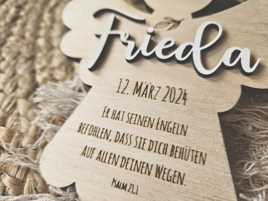 Engel Taufe mit individueller Lasergravur und Schriftzug "Frieda"