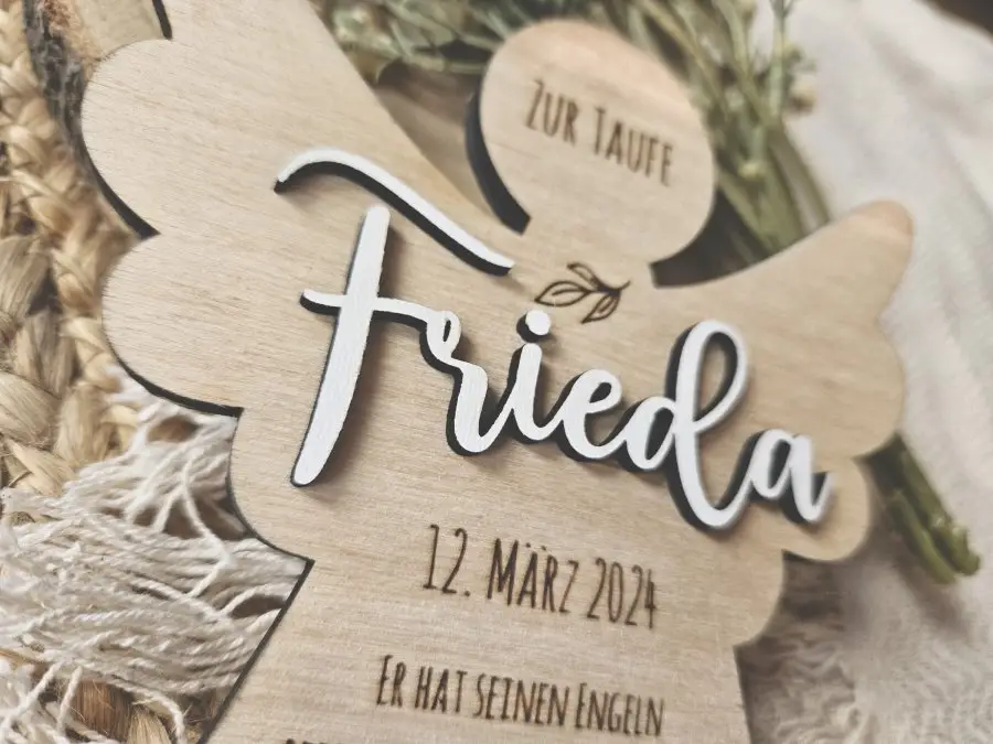 Engel Taufe mit individueller Lasergravur und Schriftzug "Frieda"