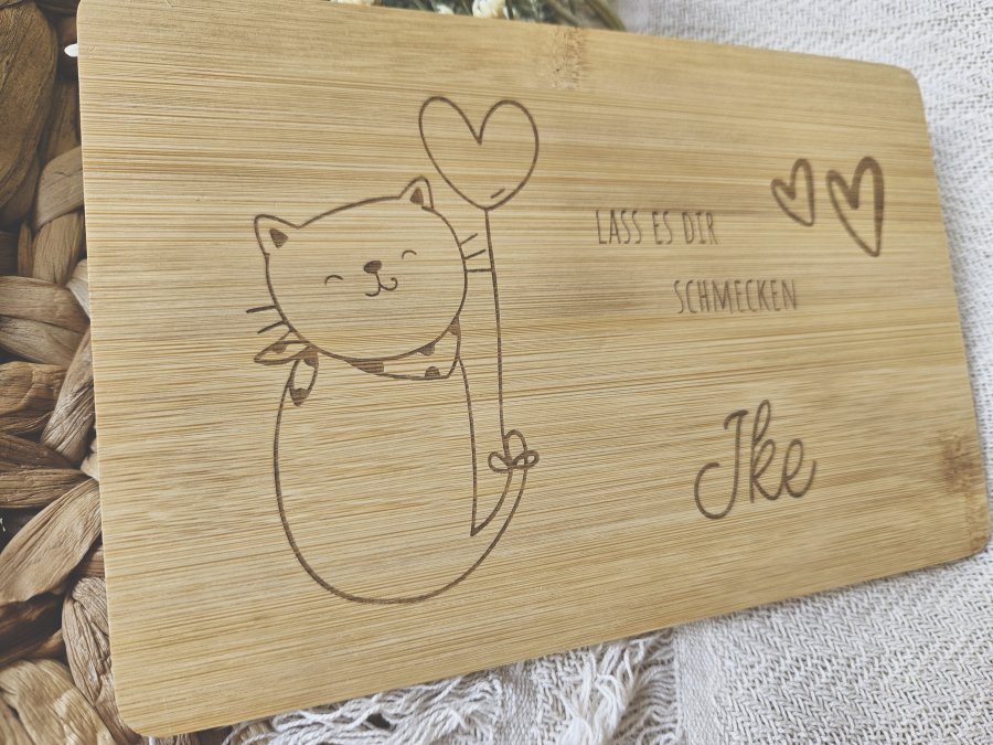 Frühstücksbrettchen "Katze" aus Bambusholz - personalisiert mit Namen Frühstücksbrettchen "Katze" aus Bambusholz - personalisiert mit Namen