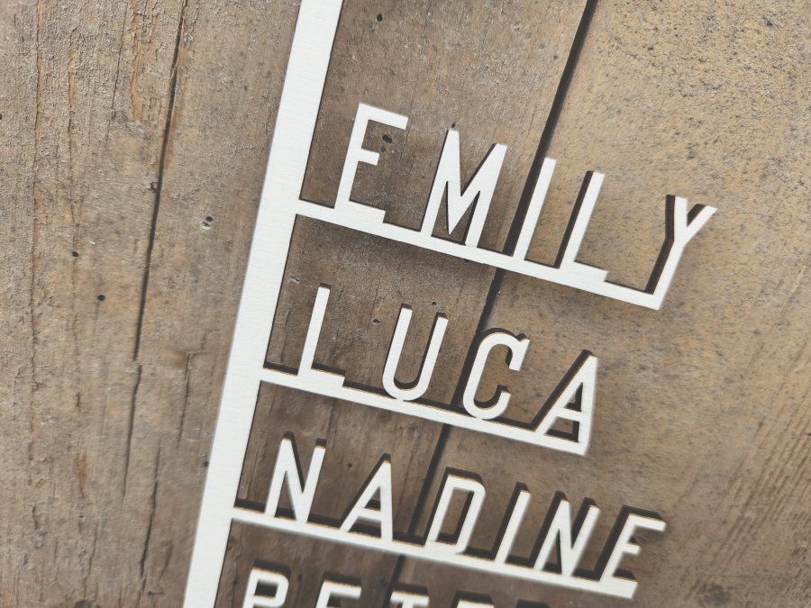 Haus mit individuellem personalisiertem Laserschnitt "Familie 1" Haus mit individuellem personalisiertem Laserschnitt "Familie 1"