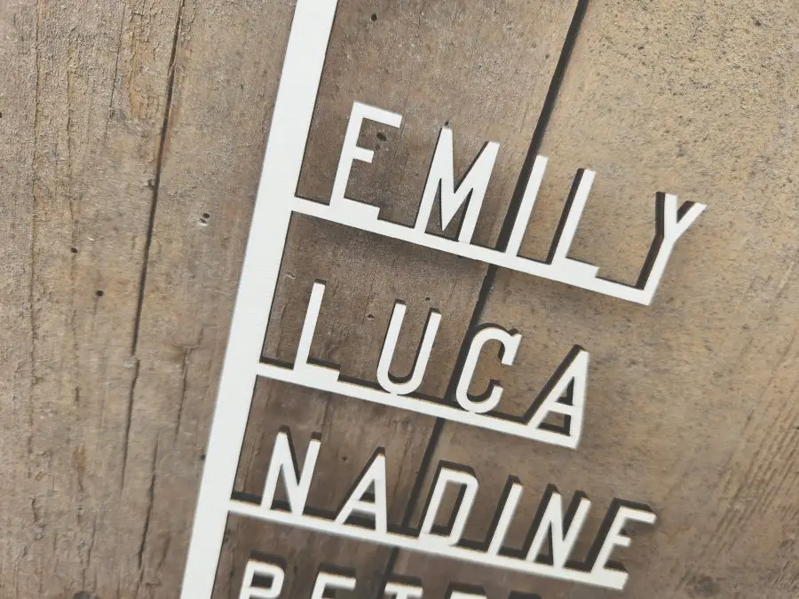 Haus mit individuellem personalisiertem Laserschnitt "Familie 1" Haus mit individuellem personalisiertem Laserschnitt "Familie 1"