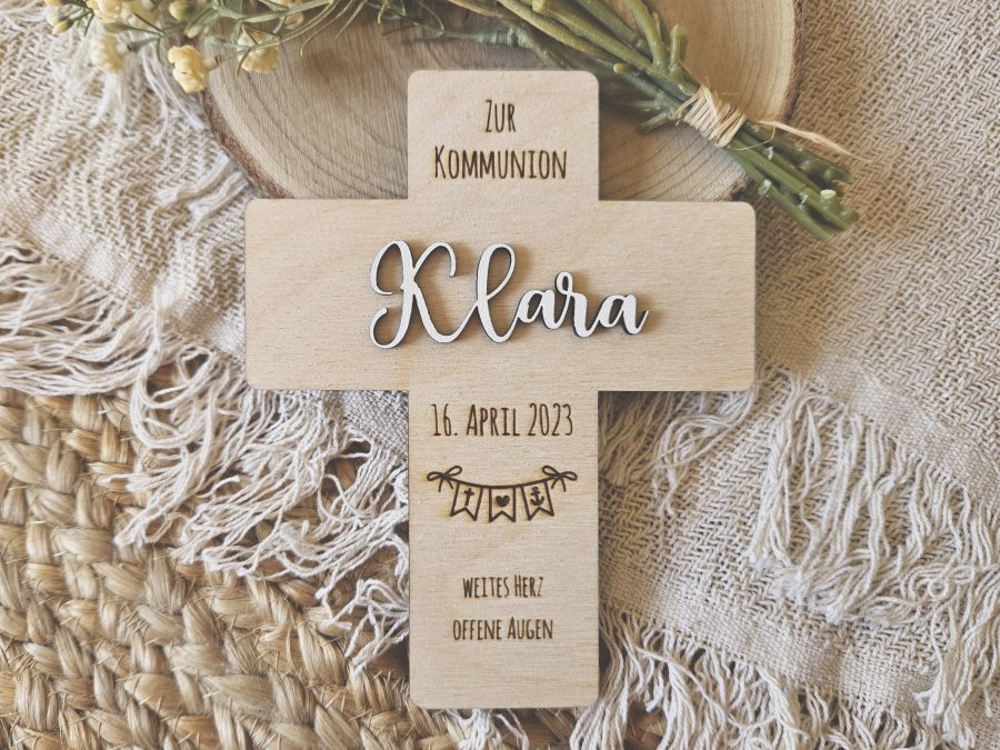 Kreuz Kommunion Konfirmation mit individueller Lasergravur und Schriftzug "Klara" Kreuz Kommunion Konfirmation mit individueller Lasergravur und Schriftzug "Klara"